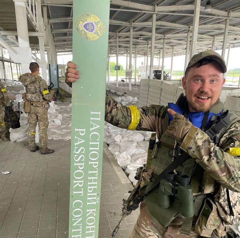 Прикордонник на паспортному контролі зустрічає іноземних добровольців