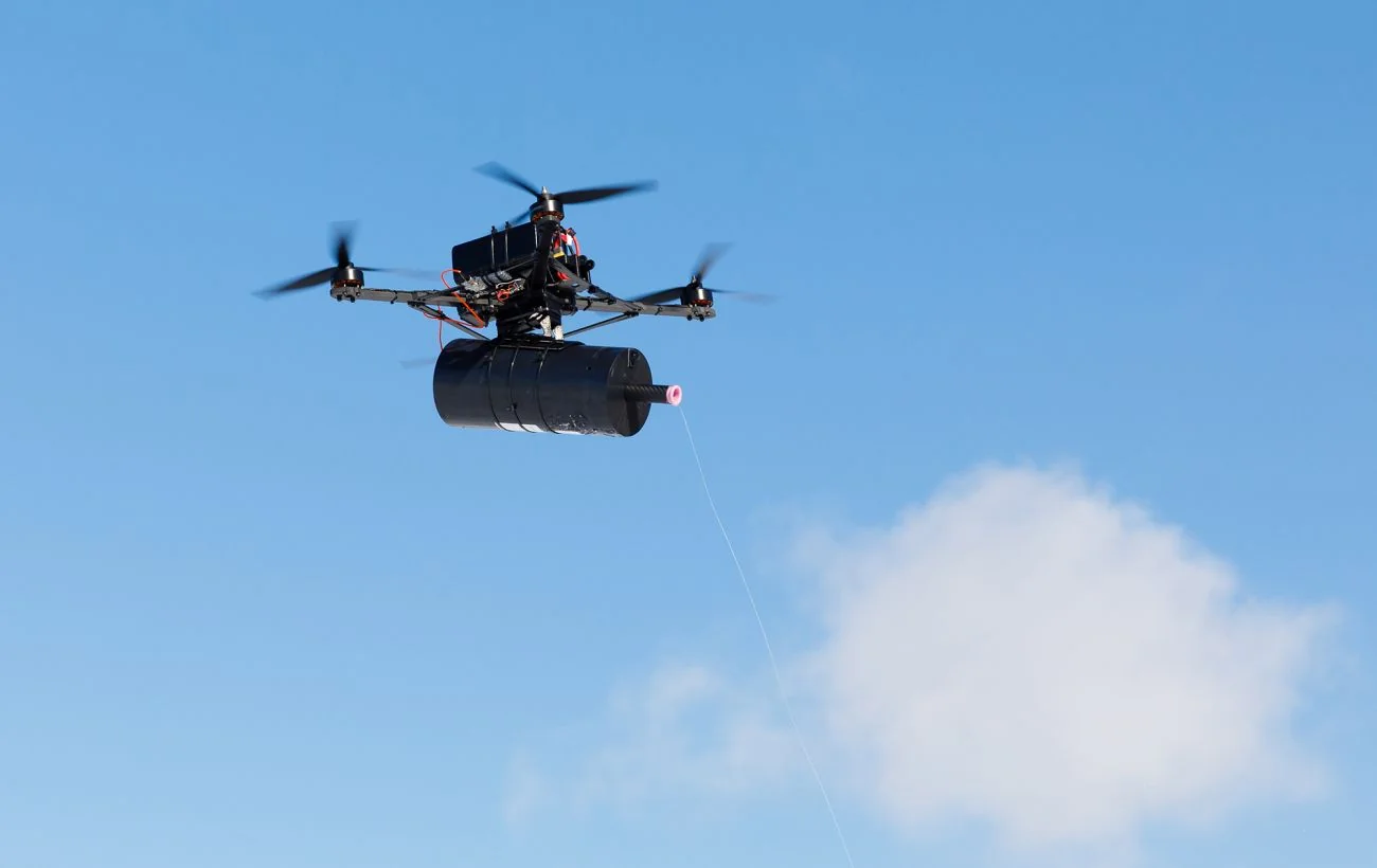 Дроны на оптоволокне: новая угроза энергетике Украины FPV-дрон на оптоволокне с боеприпасом в небе над Сумщиной