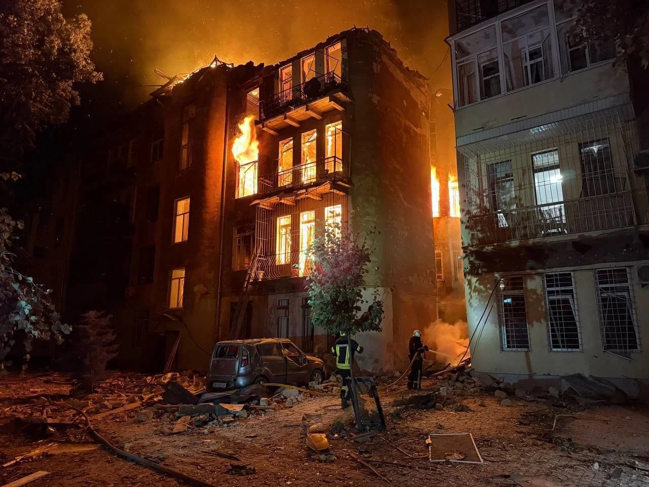 Пошкоджений житловий будинок в Одесі горить після атаки дронів РФ вночі