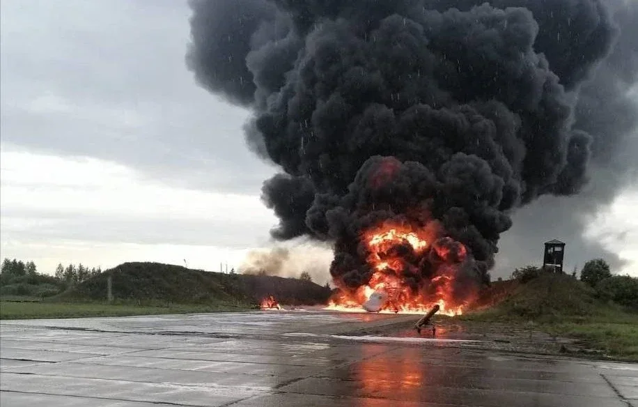 Пожежа на аеродромі Саки після удару дронів СБУ по ангарах з Су-30