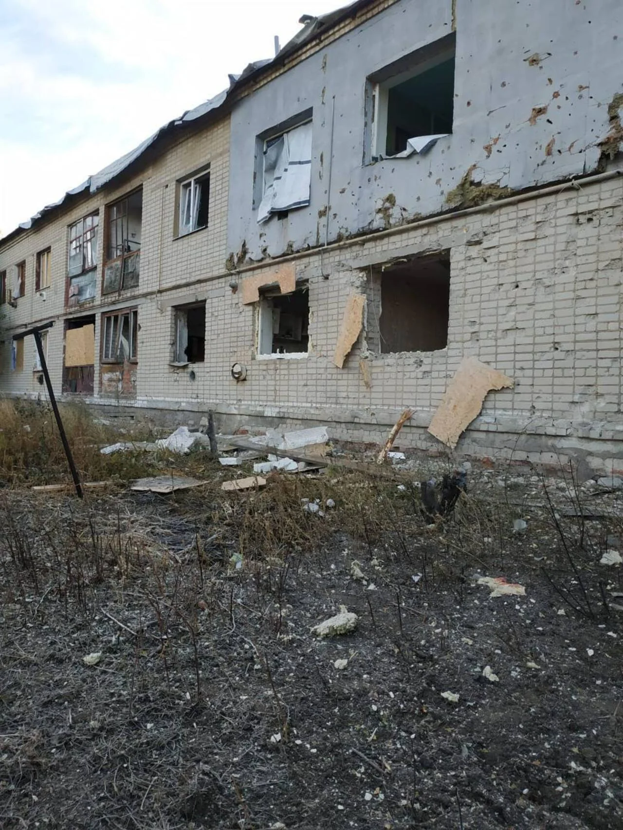 Два дрона упали в Киеве: четверо раненых Повреждённое нежилое здание в Деснянском районе Киева после падения дрона