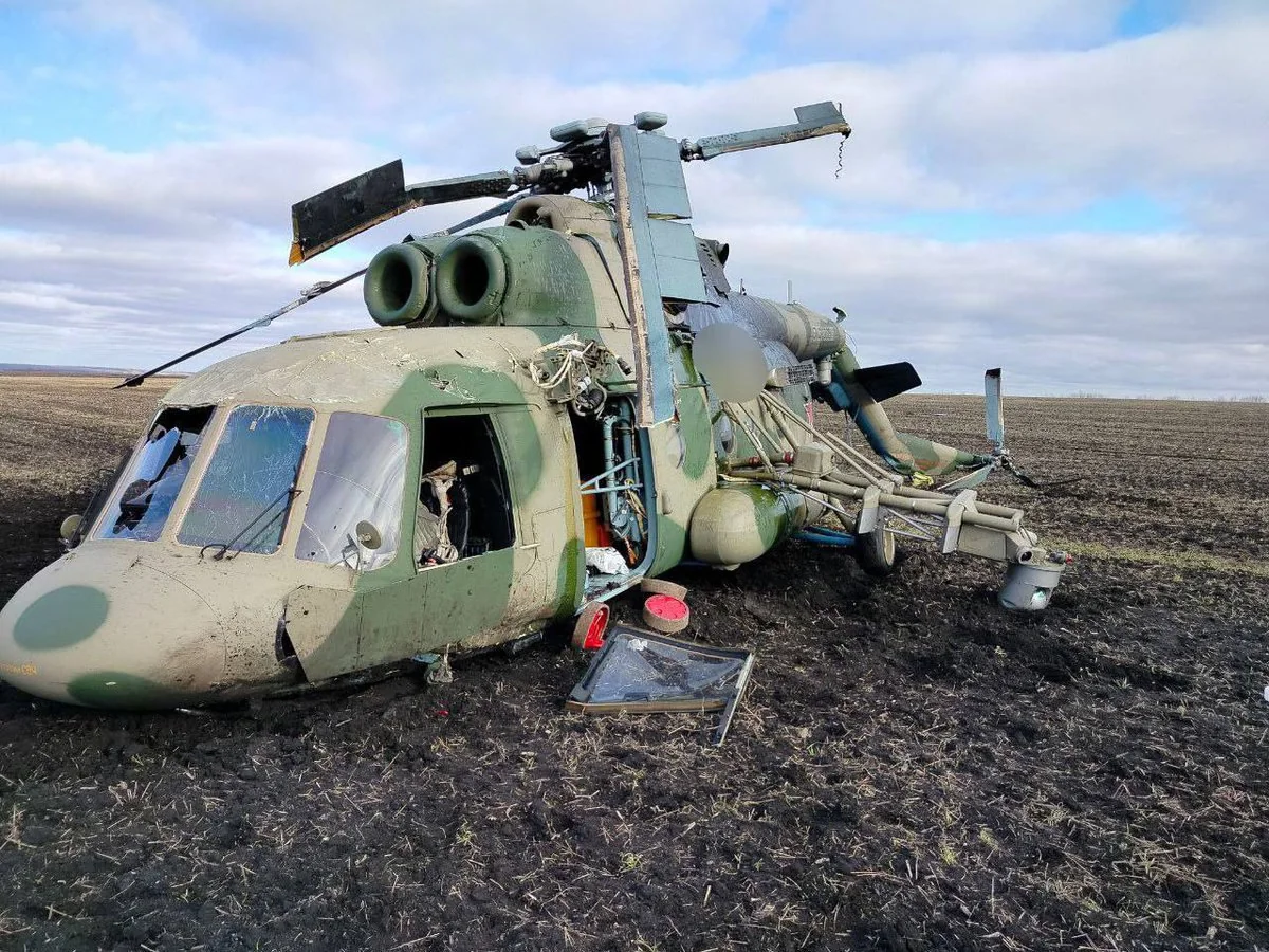 Знищений вертоліт Мі-8 екіпажу 16-ї бригади в полі на Полтавщині