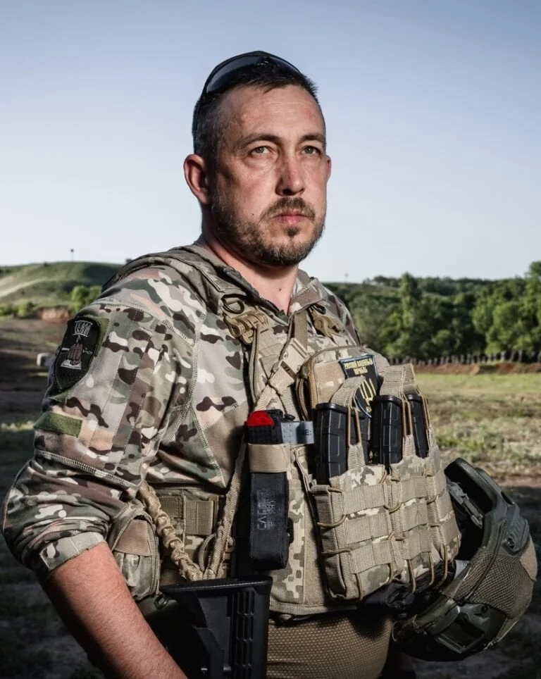 Станіслав Лучанов, екс-командир 155-ї бригади, у камуфляжі з тактичним жилетом