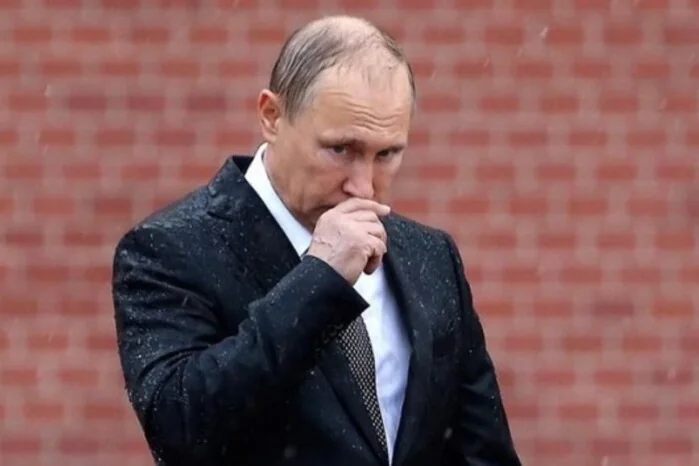 Владимир Путин в задумчивой позе после поражения в войне против Украины