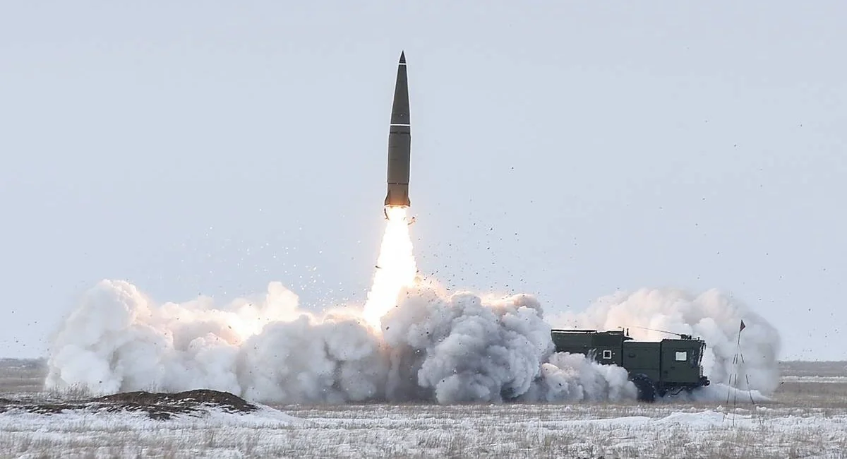 Флеш: Украина беззащитна перед баллистическими ракетами РФ Баллистическая ракета РФ взлетает с мобильной установки на снежном поле