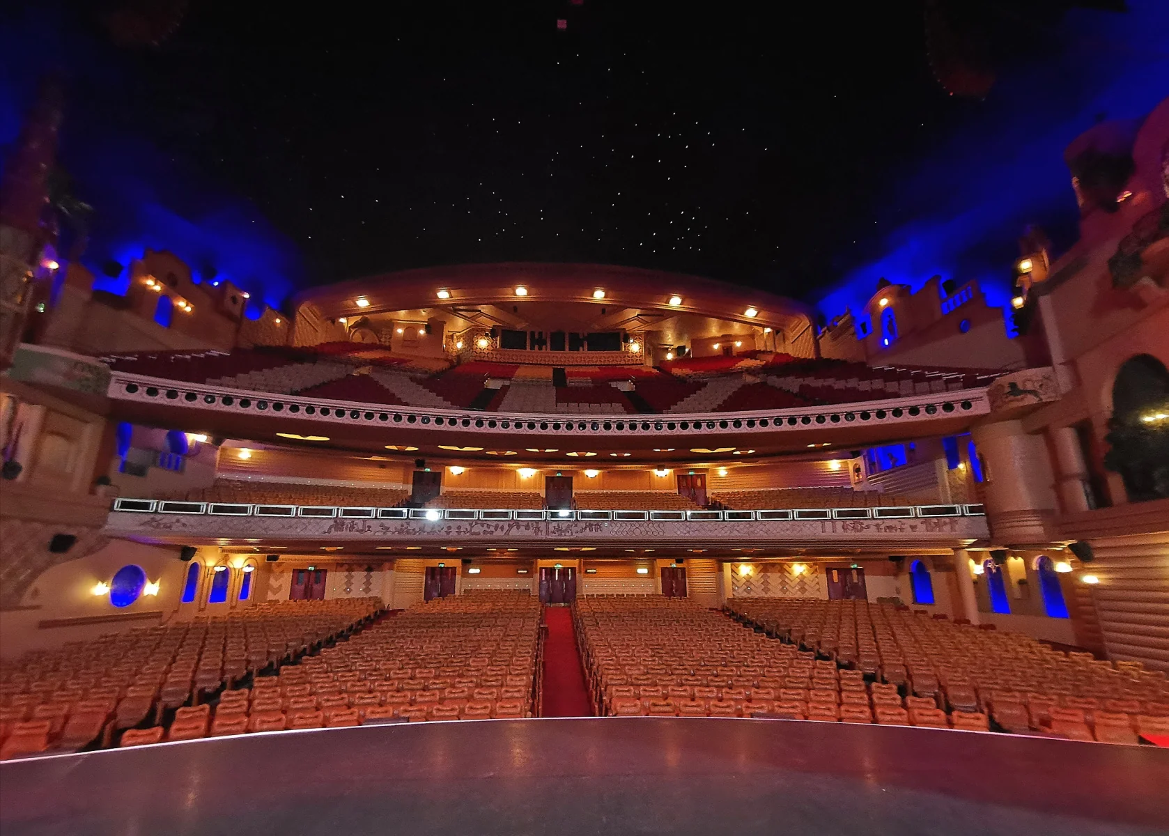 Зал кинотеатра Grand Rex в Париже с рядами кресел на продажу