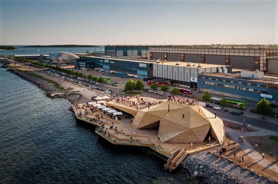 Острів Saunasaari в Гельсінкі з сучасним деревяним комплексом саун біля води
