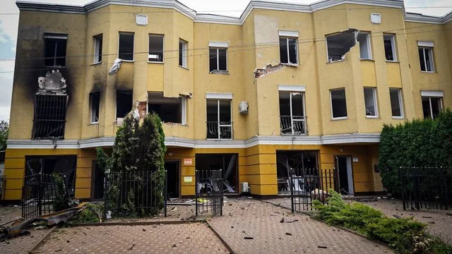 Пошкоджена будівля у Вишневому після детонації вибухонебезпечних предметів