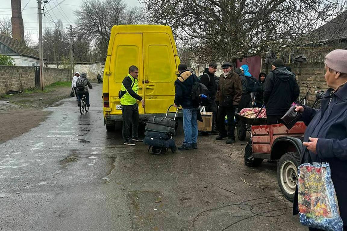 Мешканці Олешок отримують гуманітарну допомогу біля фургони в окупації