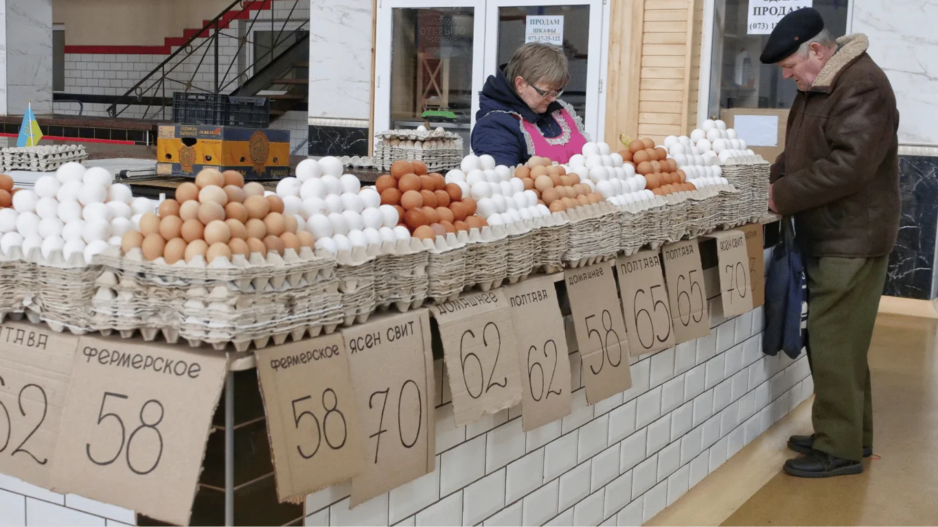 Курячі яйця на ринку з цінниками 58–70 гривень за десяток