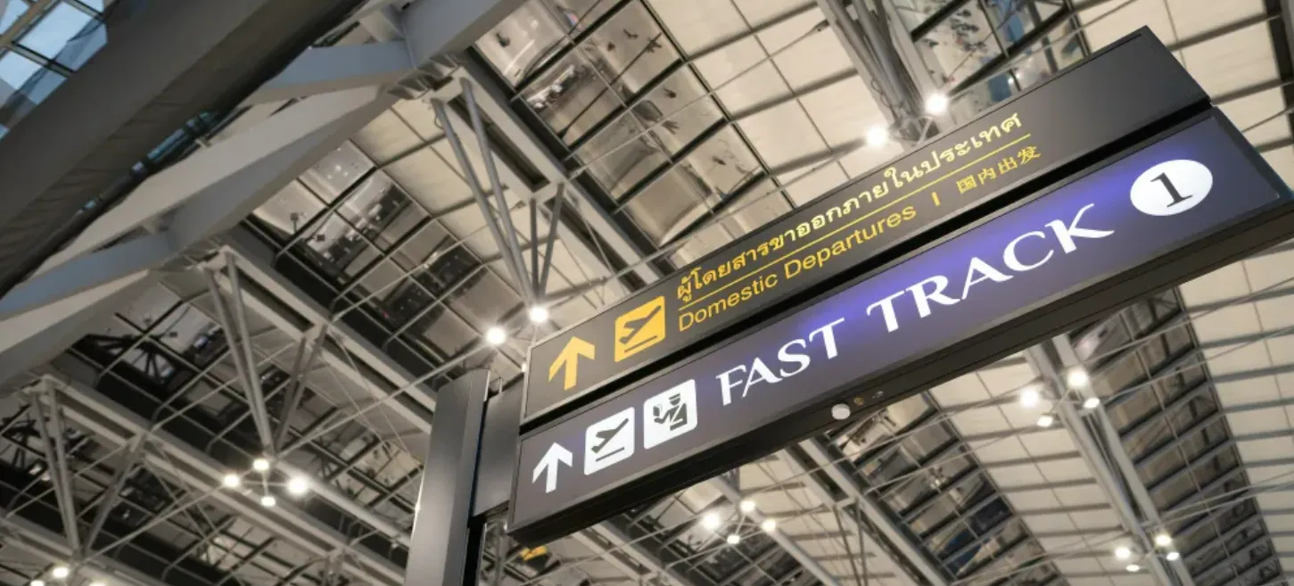 Указатель Fast Track в аэропорту для быстрого прохождения контроля без очередей