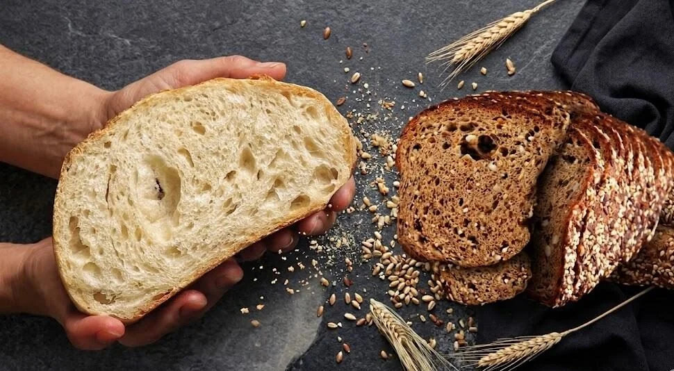 Хліб на заквасці та цільнозерновий хліб з зерном і колосками