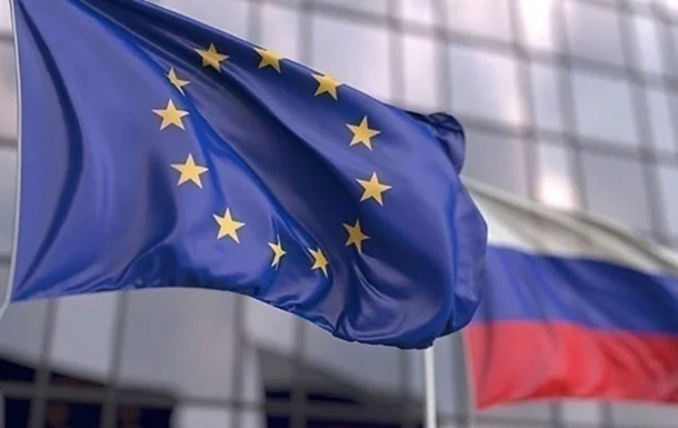 Прапори ЄС і Росії під час переговорів про санкції проти РФ