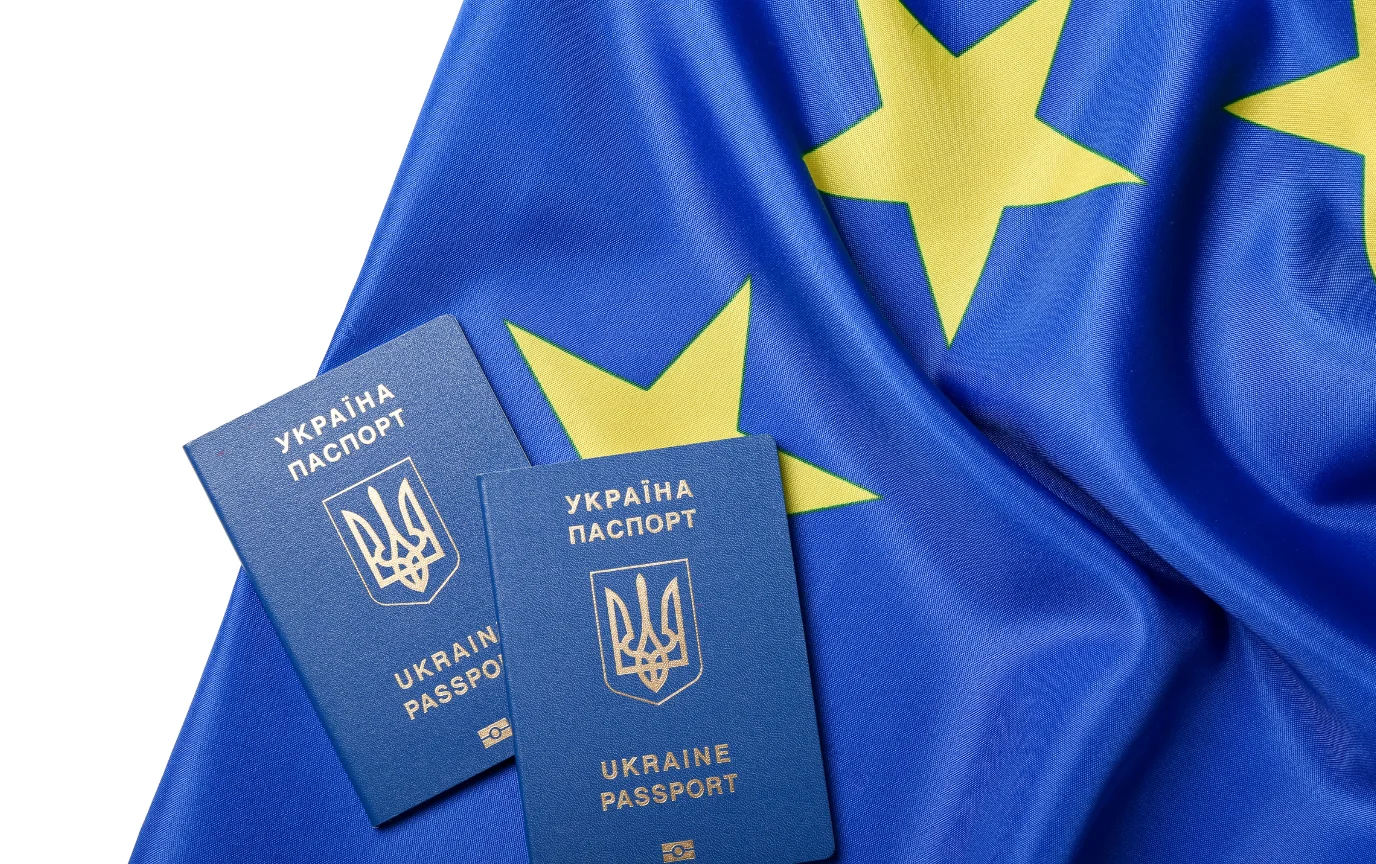 Українські паспорти на прапорі ЄС щодо продовження захисту до 2028 року