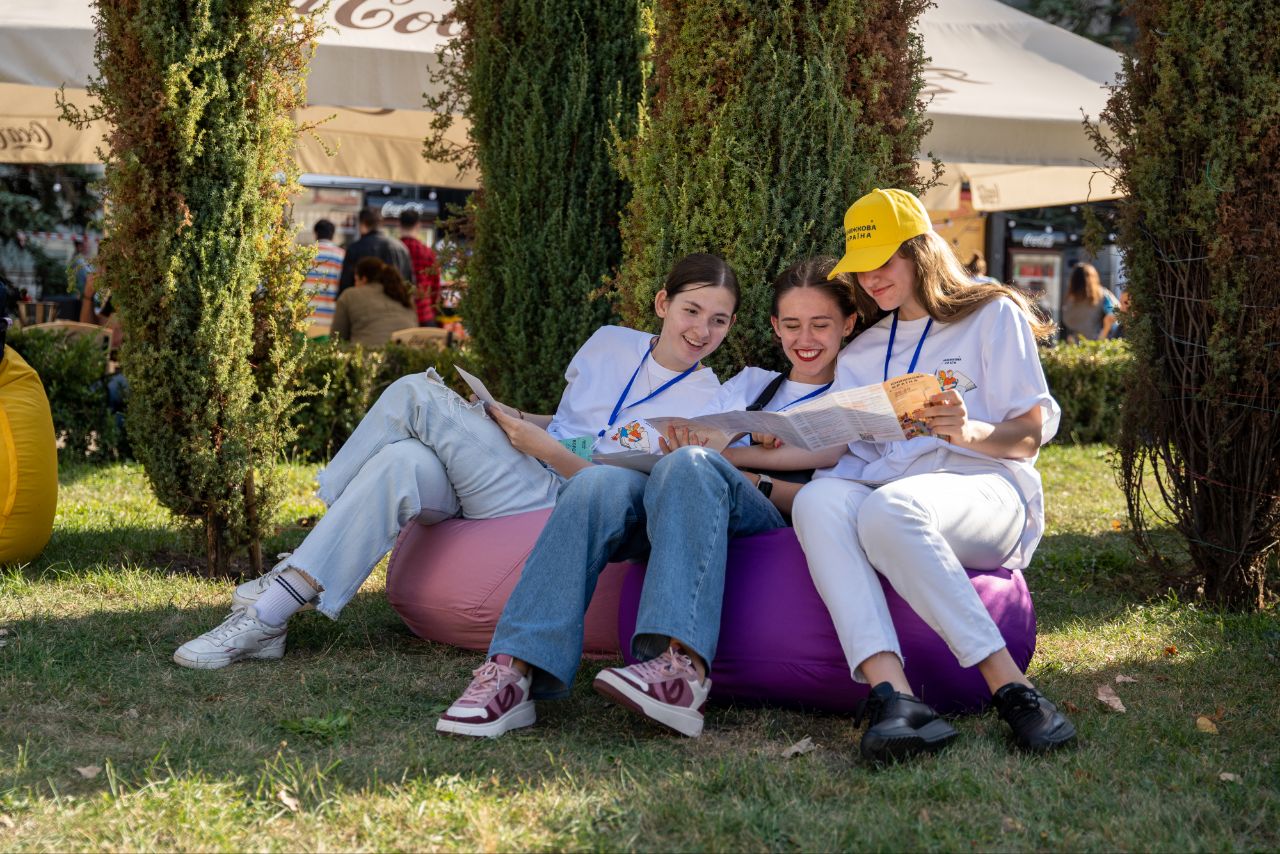 Учасниці фестивалю Книжкова країна читають на ВДНГ під час Загадкової