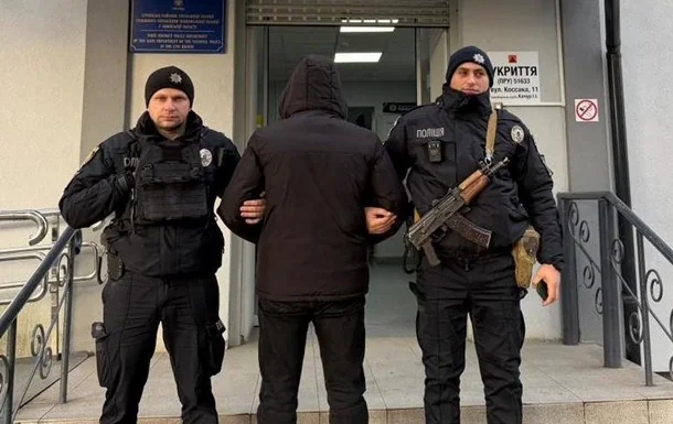 Поліцейські супроводжують затриманого нападника на правоохоронця у Львові