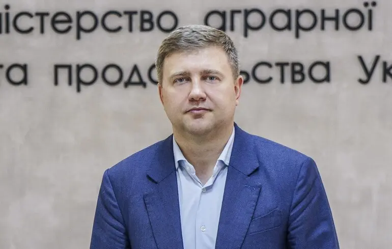 Олександр Ковальчук на тлі Міністерства аграрної політики та продовольства України
