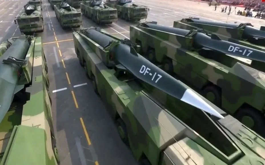 Гіперзвукові ракети DF-17 на пускових установках під час параду в Китаї