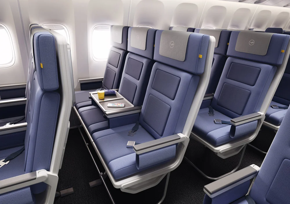 Кресла эконом-класса в салоне самолета Lufthansa