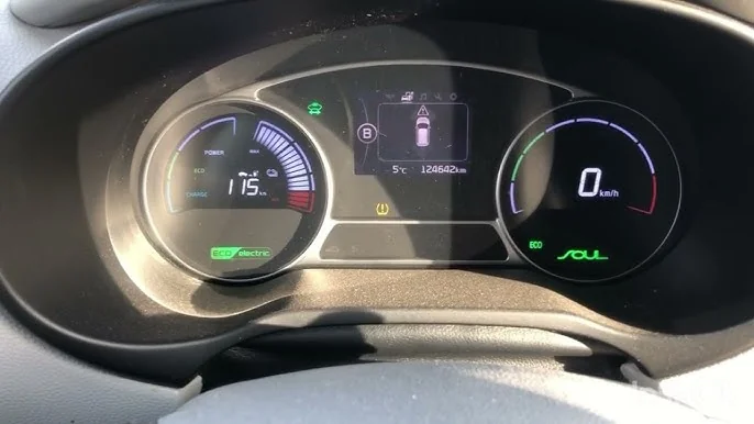 Всего 36 км на заряде: покупка подержанного Kia Soul обернулась судом Приборная панель Kia Soul EV с пробегом 126640 км и нулевой скоростью