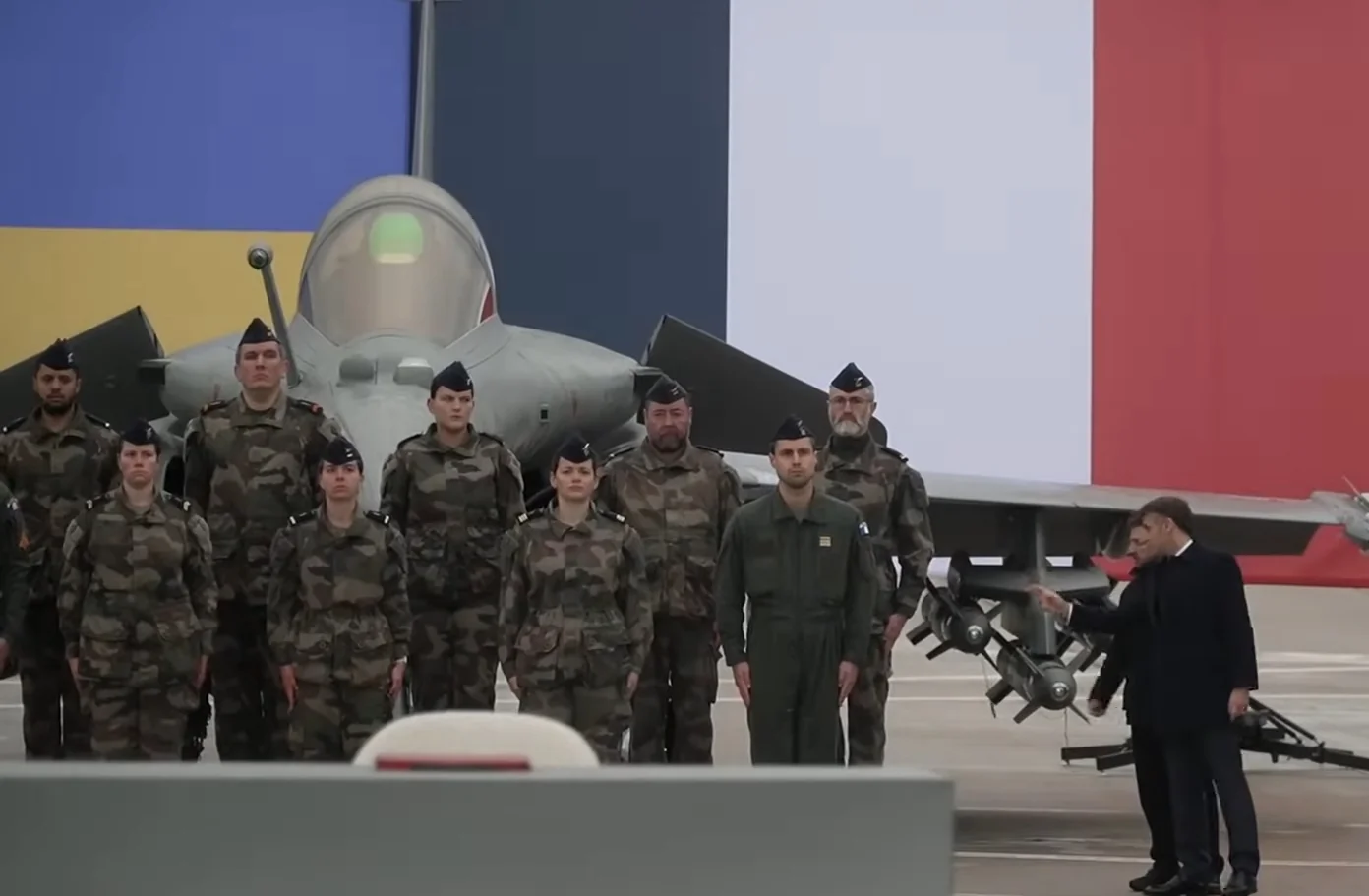 Макрон показує Rafale з ракетами для України перед військовими пілотами