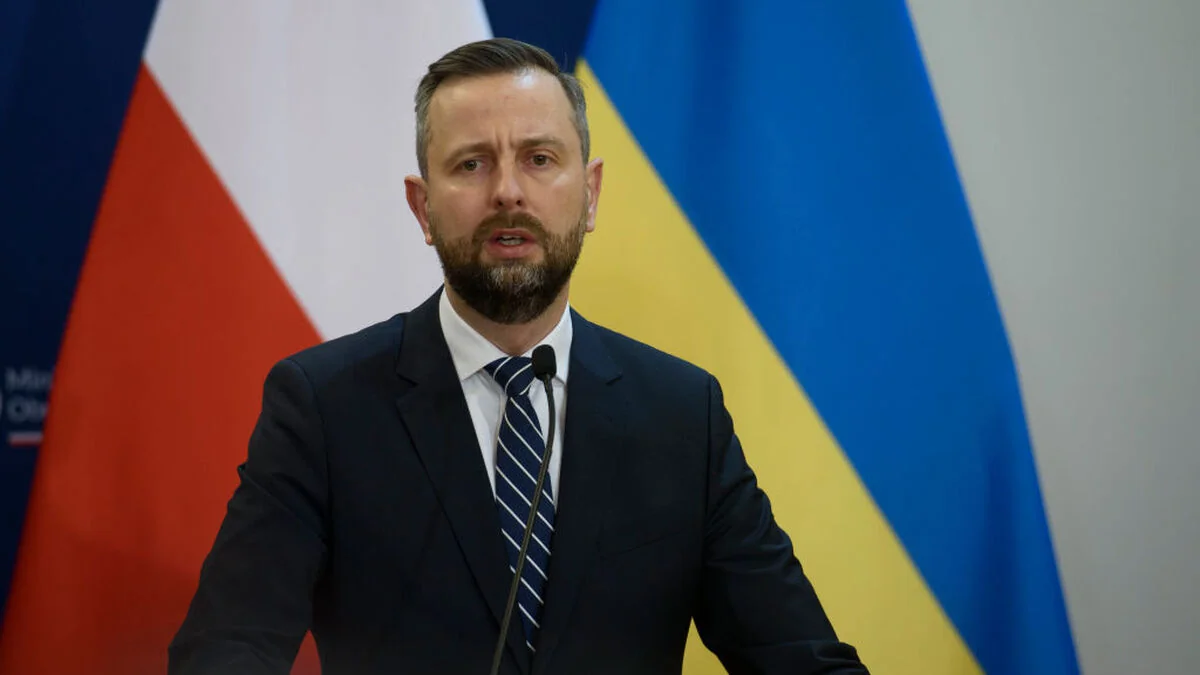 Міністр оборони Польщі Владислав Косиняк-Камиш виступає на тлі прапорів України та Польщі