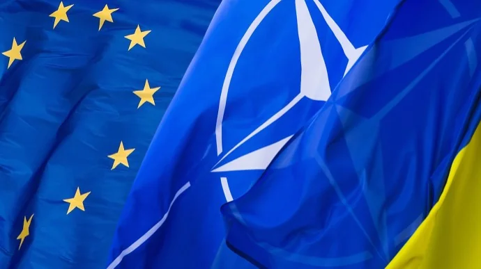 Прапори ЄС, НАТО та України символізують відсутність альтернатив для вступу