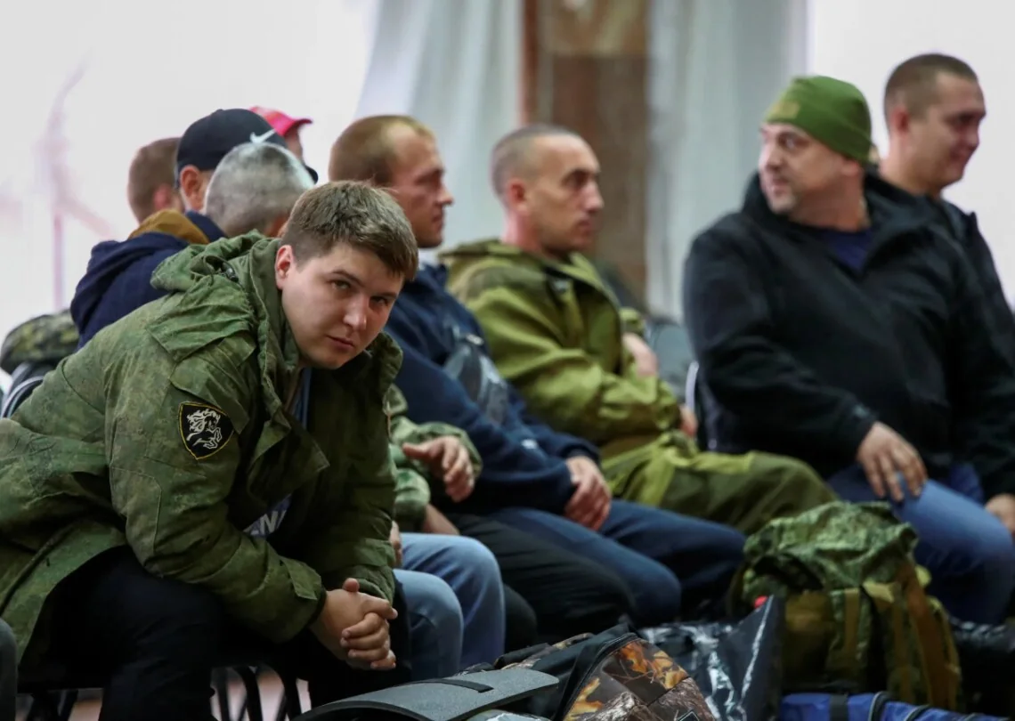Російські чоловіки з регіонів на пункті мобілізації через загрозу тотальної мобілізації