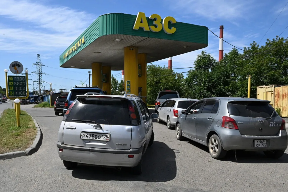 Черга автомобілів на російській АЗС через дефіцит пального