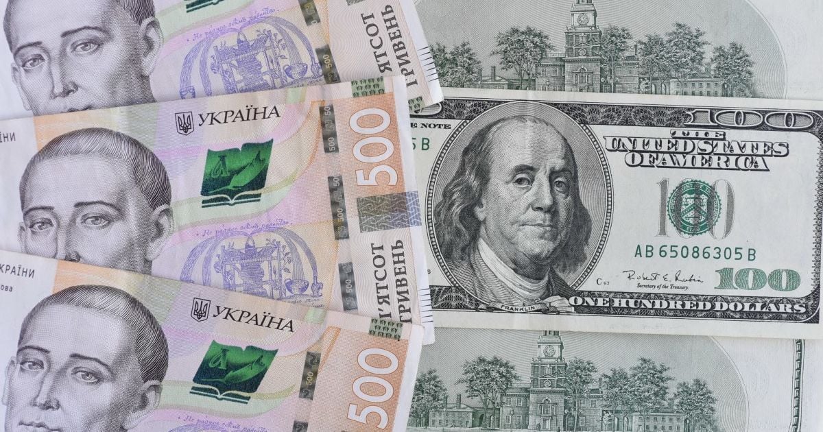 Гривневые банкноты 500 грн и стодолларовая купюра США на фоне курса Нацбанка
