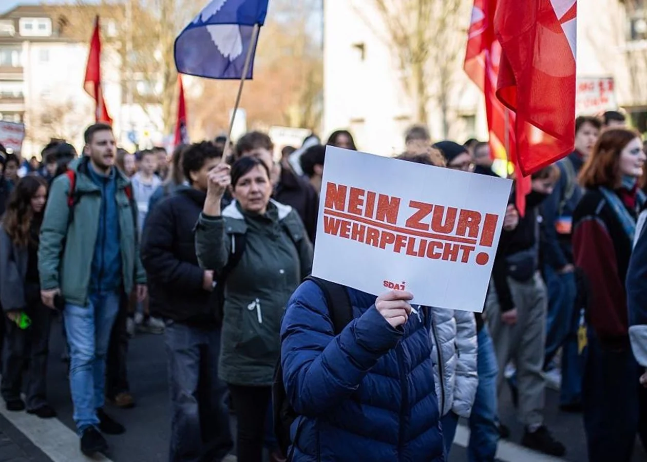 Протестувальники в Німеччині з плакатом Nein zur Wehrpflicht проти військової служби