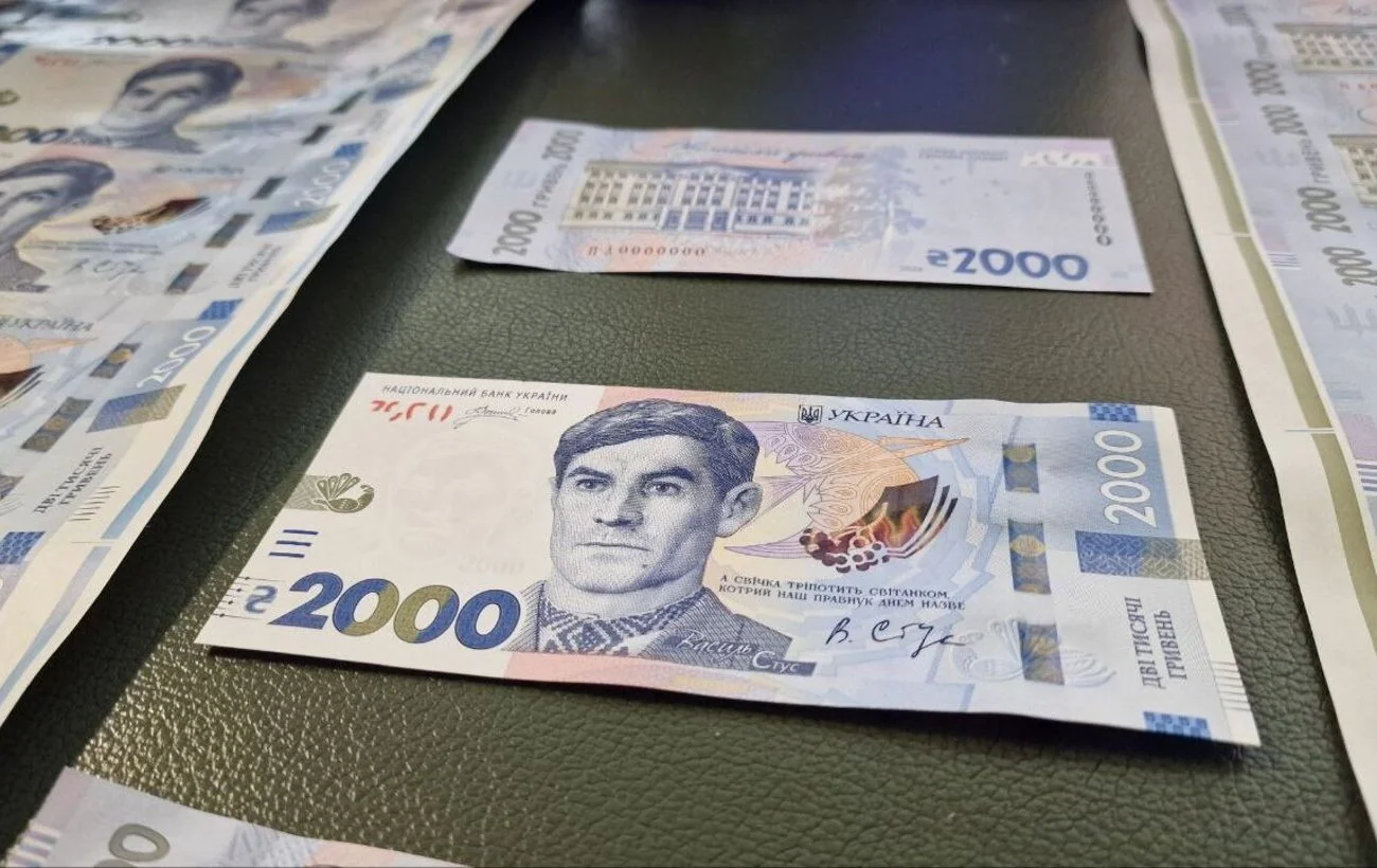 Нова банкнота 2000 гривень з портретом Василя Стуса на столі