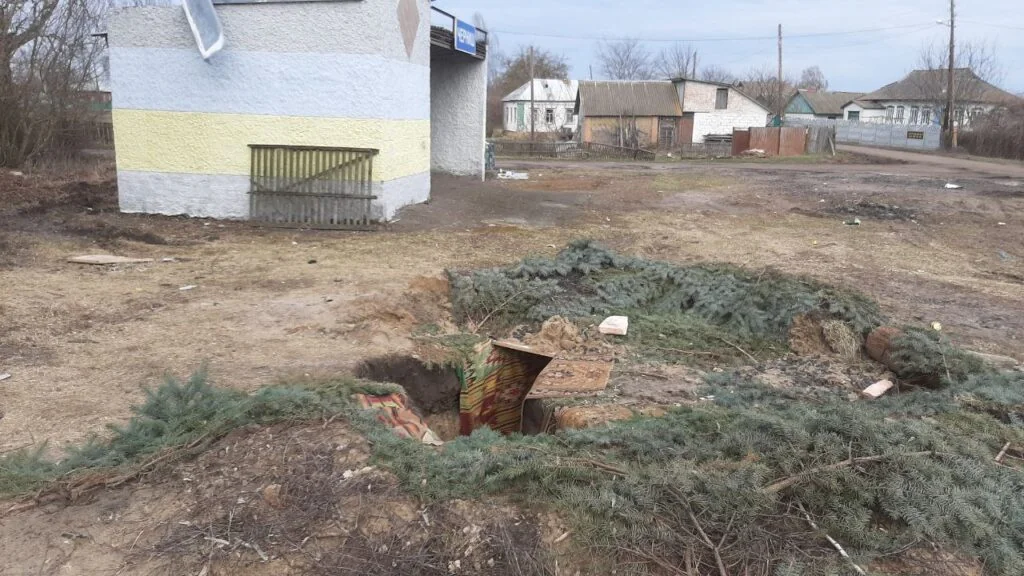 Окопи окупантів з маскуванням біля цивільної будівлі в Чкалово