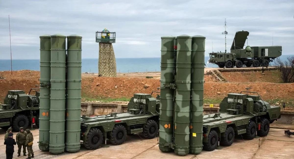 Пускові установки С-400 на бойовій позиції біля узбережжя