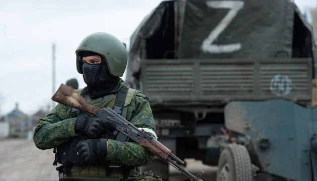 Російський військовий зі знаком Z біля вантажівки під час СВО