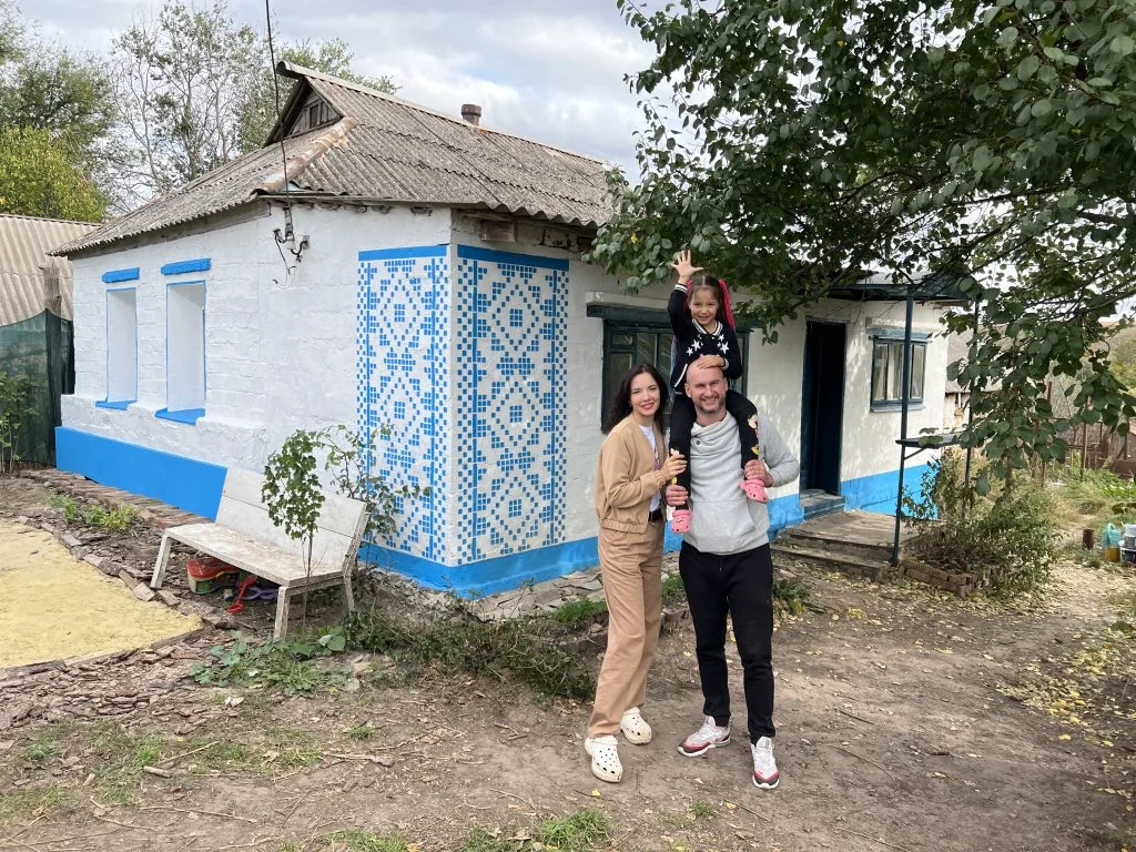 Супруги обновили старую хату в селе и переехали туда навсегда Супруги с ребёнком возле обновлённой хаты в селе