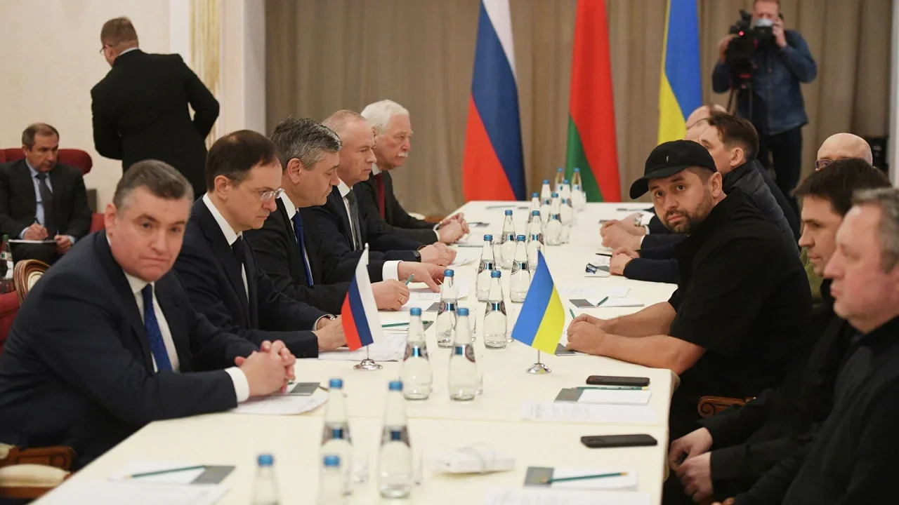 Переговори України з Росією за столом з прапорами під час Мінських домовленостей
