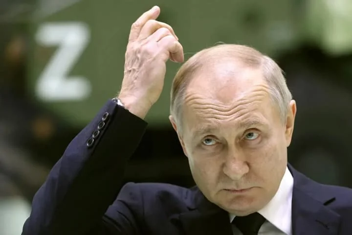Володимир Путін під тиском через війну з символом Z на фоні