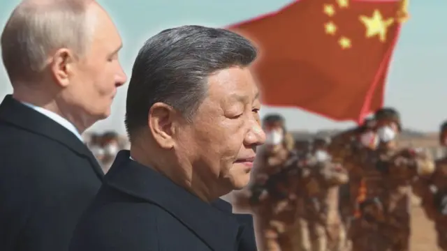 Володимир Путін і Сі Цзіньпін на тлі прапора Китаю та військових