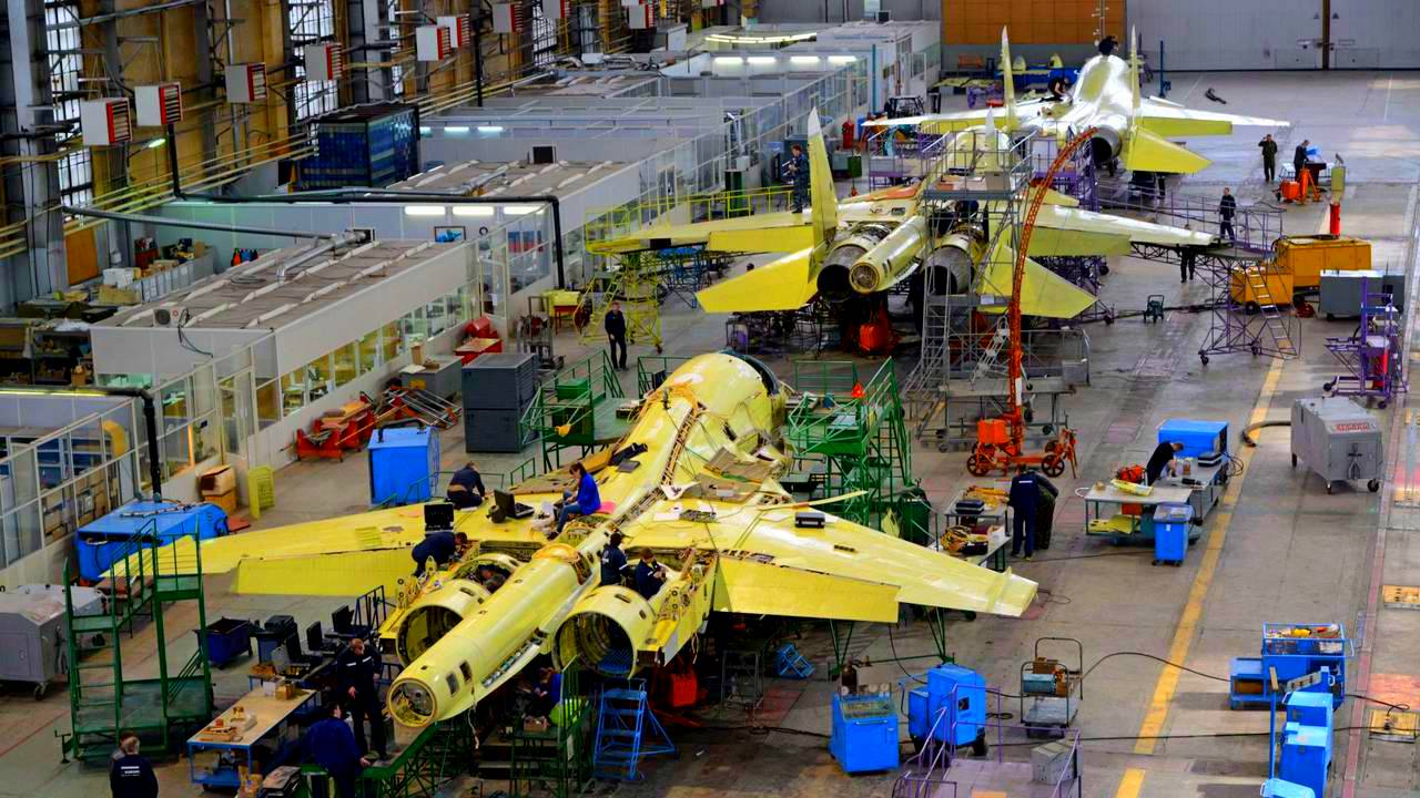 Збірка винищувачів Су-34 на російському авіазаводі для ВКС РФ