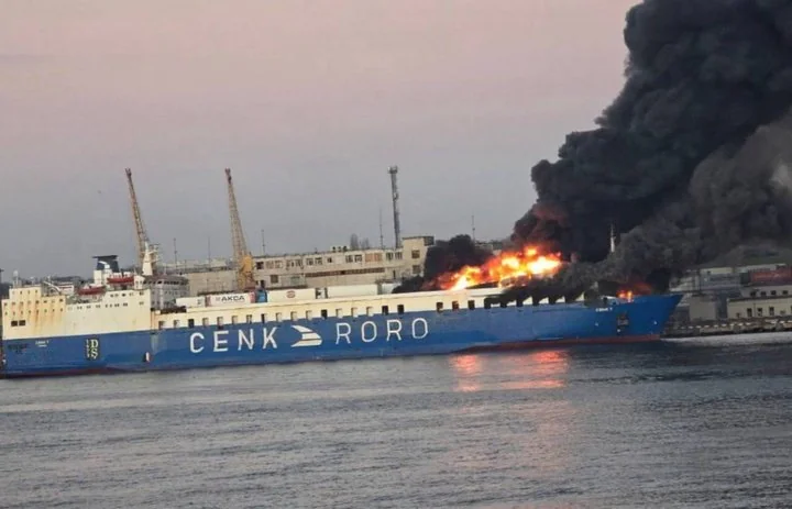 Палаюче судно CENK RORO в порту Одеси після російської атаки