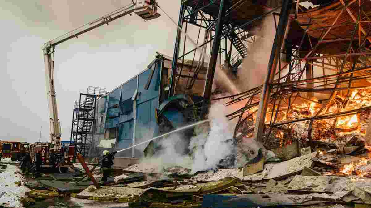 Пожарные тушат горящий склад Philip Morris в Киеве после атаки