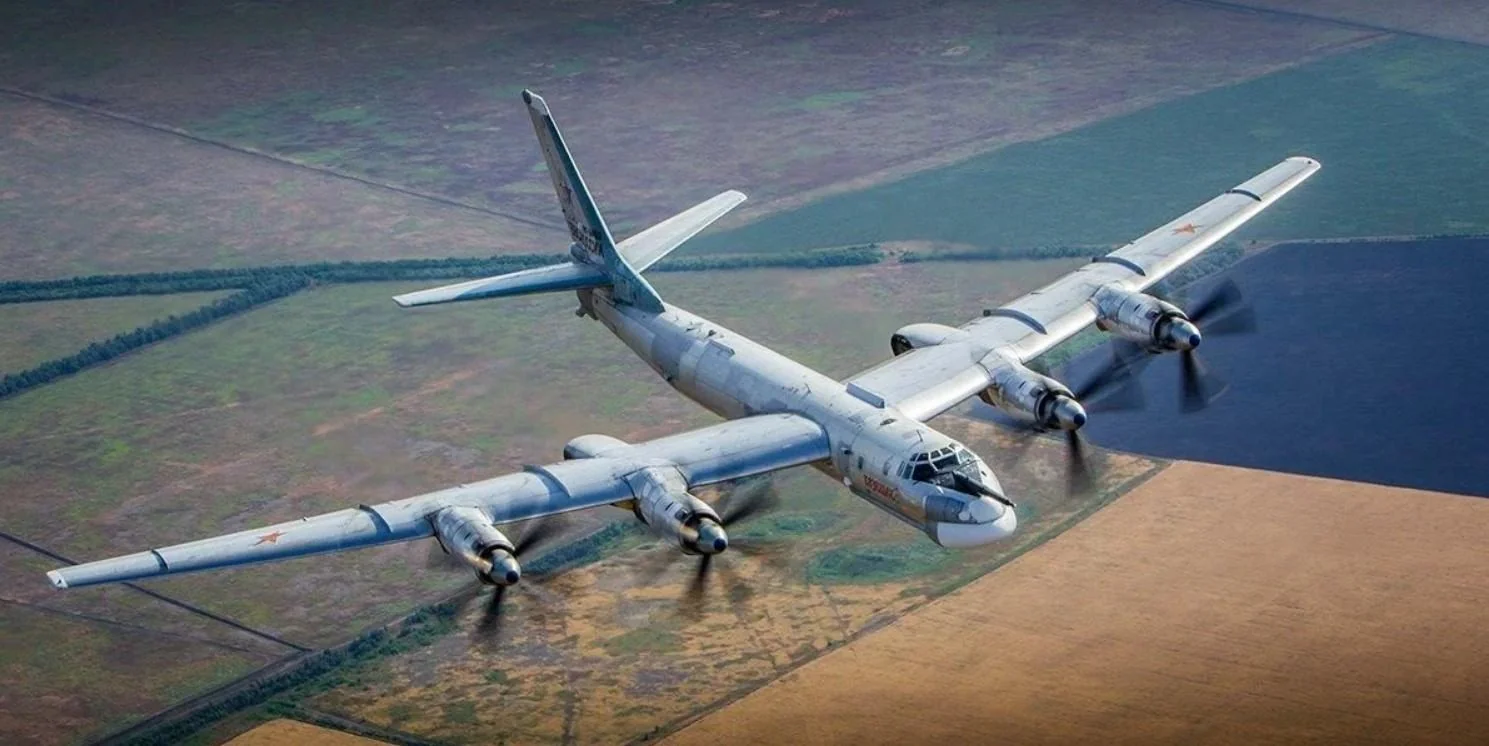 Стратегічний бомбардувальник Ту-95 ВКС РФ у польоті над полями, пошкоджений на аеродромі Енгельс-2