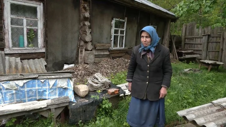 Остання жителька села Токарівка Друга біля старого будинку на Харківщині