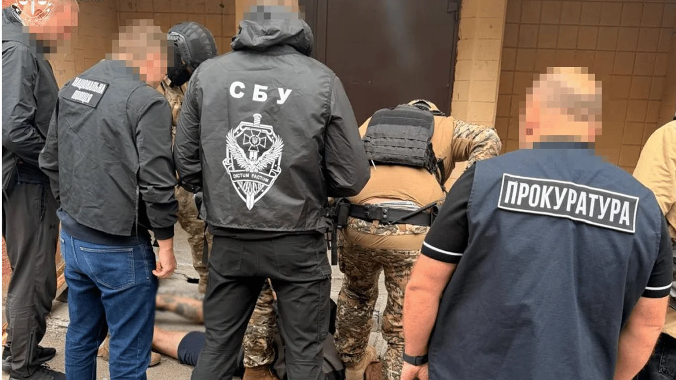 СБУ задержала еще четверых нападавших на ТЦК во Львове Сотрудники СБУ и прокуратуры задерживают нападающих на ТЦК во Львове