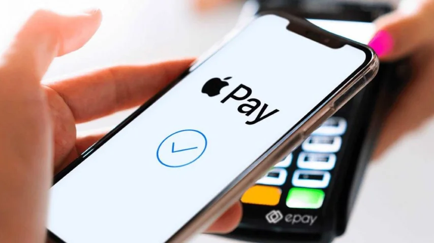 Смартфон з Apple Pay біля платіжного терміналу для оплати