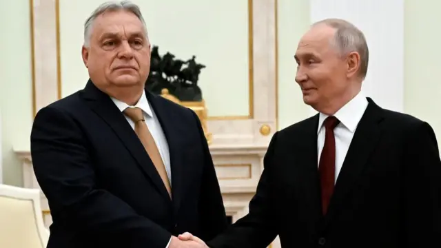 Віктор Орбан тисне руку Володимиру Путіну на зустрічі