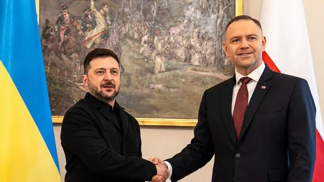 Зеленский и президент Польши Кароль Навроцкий жмут руки на встрече по поводу угрозы России