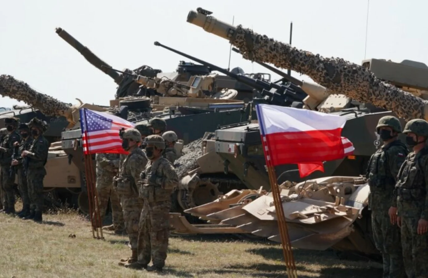 Військові США та Польщі з прапорами біля танків під час ротації