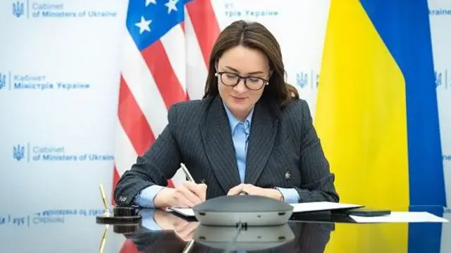 Юлія Свириденко підписує документи в Кабінеті міністрів України